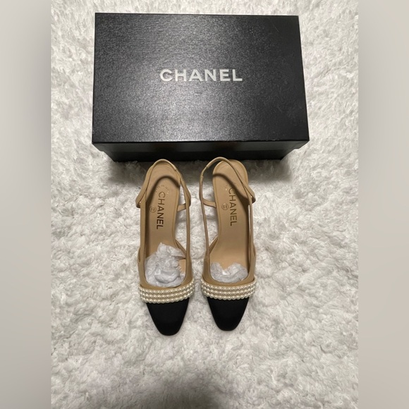 CHANEL Pearl Leather Slingback Beige and Black Pumps. Size 37C